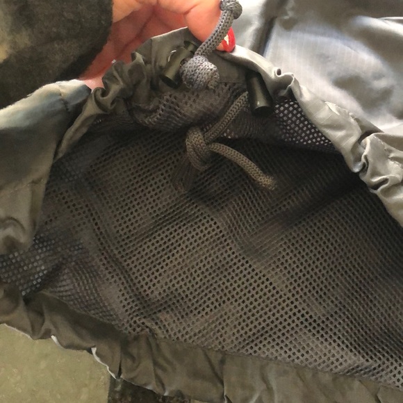 Gap light weight vest with hood - Picture 3 of 4